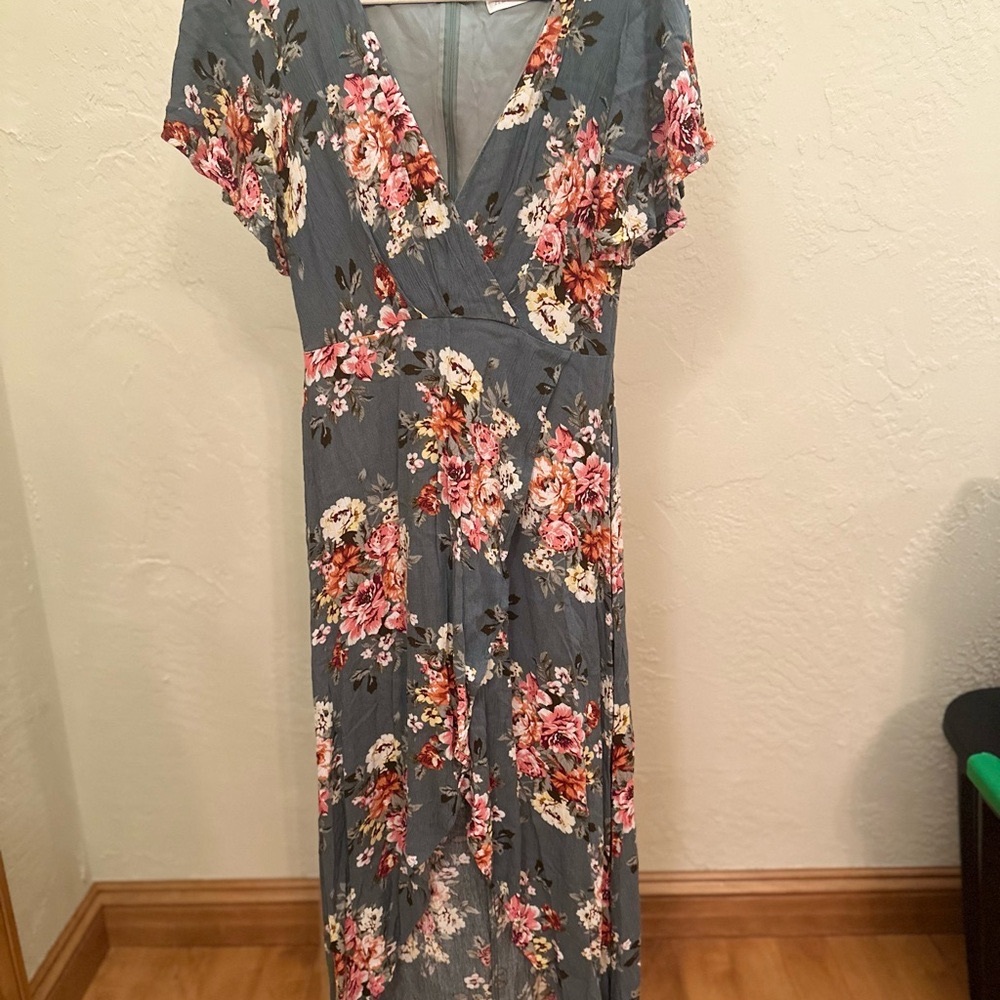 Chic Floral Maxi Dress in Gray and Pink